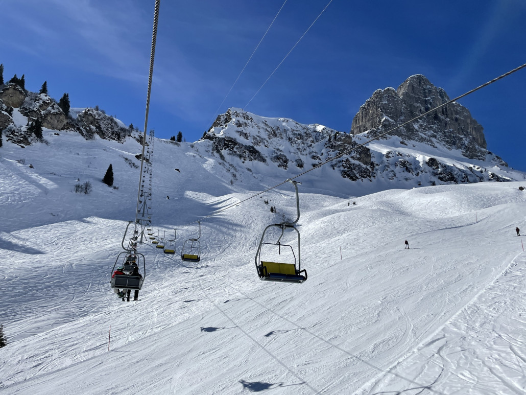 Doppelsessellift Bächital-Seblengrat. Ausführung sehr ähnlich wie bei der Schwesteranlage vom Grotzenbüel her.