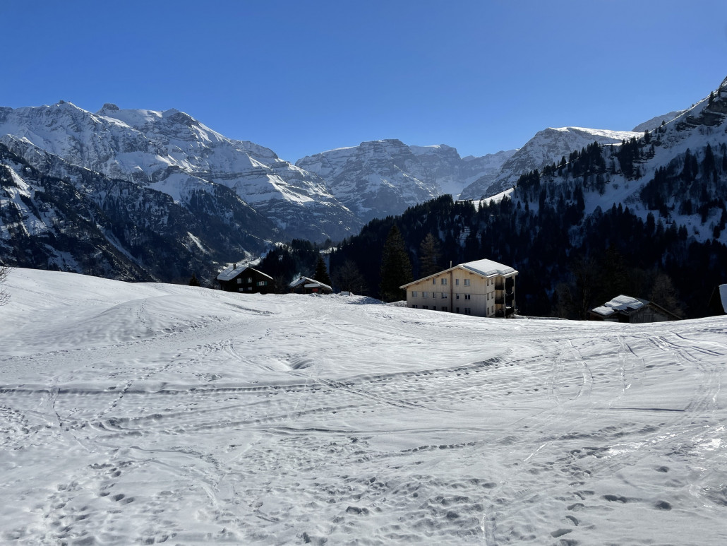 Ein letzter Blick über die Glarner Berge. Vorne ein positiveres Beispiel für einen Neubau.