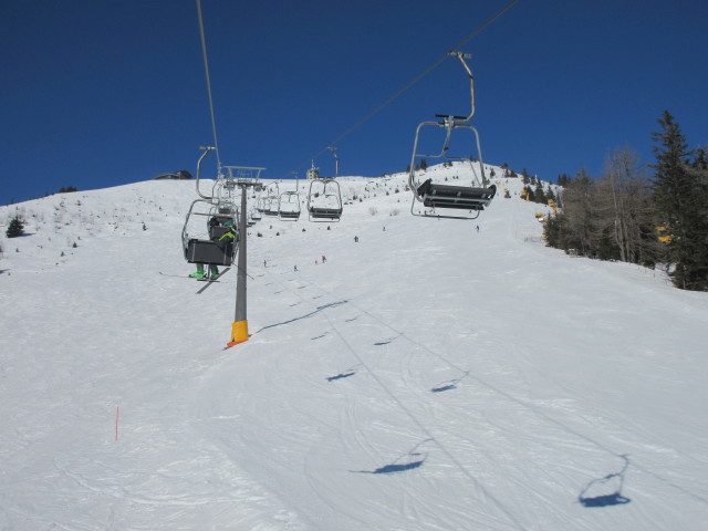 2-CLF Gipfel, rechts die Gipfelhang-Abfahrt, links die Steilhang-Abfahrt (geschlossen)