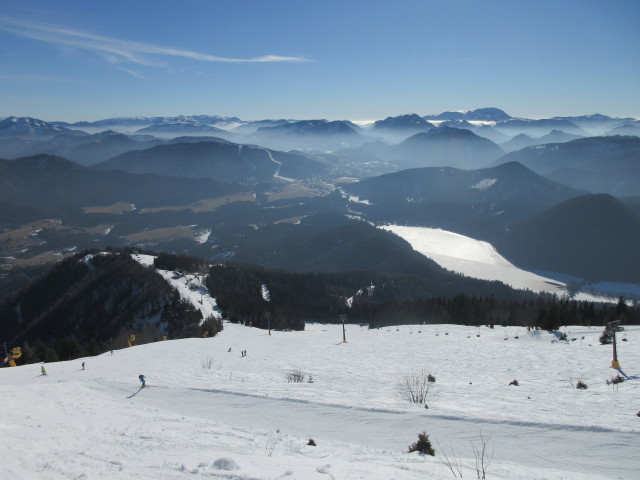 Gipfelhang-Abfahrt, darüber der 2-CLF Gipfel, im Hintergrund Mariazell mit dem Skigebiet Bürgeralpe