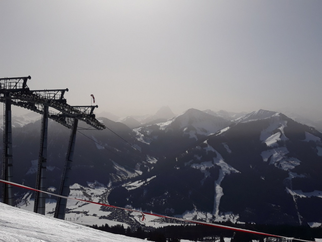 Blick über die Jochbahn zum gr. Rettenstein: FFP2Masken würden auch vor Staub schützen ...
