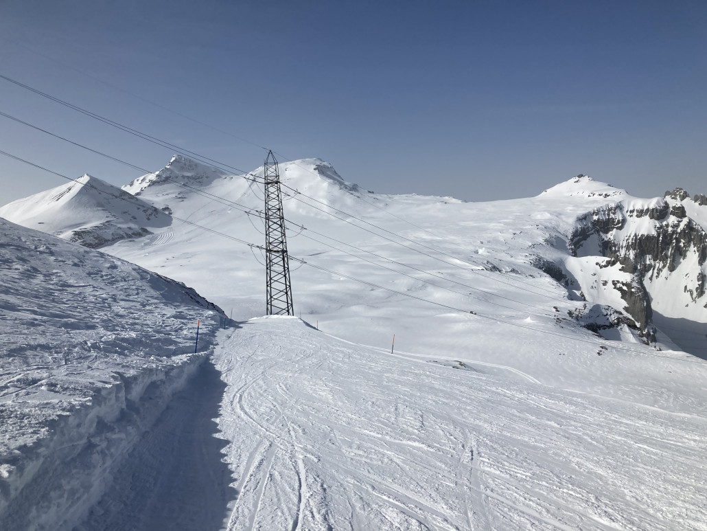 Die Starkstromleitungen finde ich grundsätzlich hässlich. Aber andererseits hat es trotzdem etwas Interessantes, diese massive Infrastruktur im Hochgebirge. Und der Strom muss ja irgendwie transportiert werden.