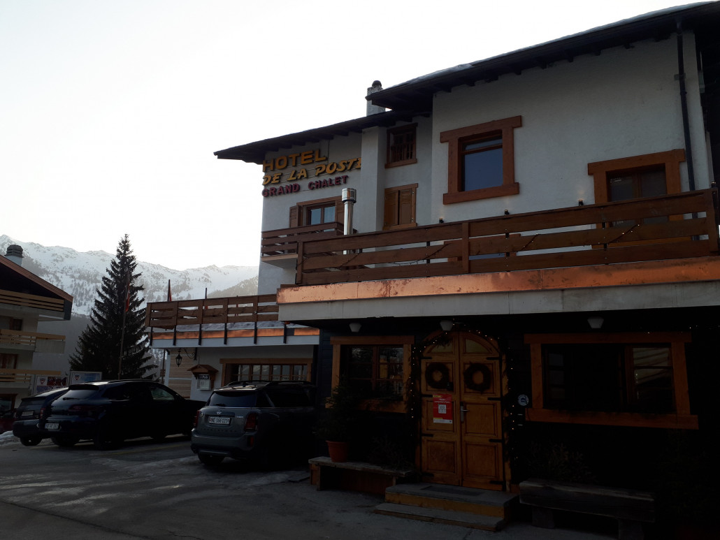 Hotel mit Parkplatz direkt an der Seilbahn in La Tzoumaz. Pünktlich um 8:30 angekommen
