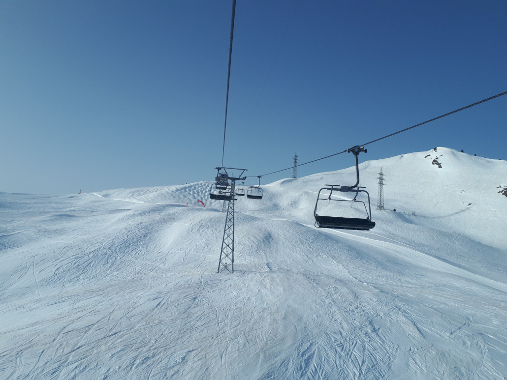 Leere Sonnen Pisten perfekt präpariert am Taillay