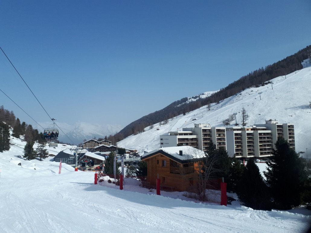 Einfahrt nach Siviez. Wartezeiten marginal nur am Tortin 4er, an den anderen zwei Liften freier Zugang