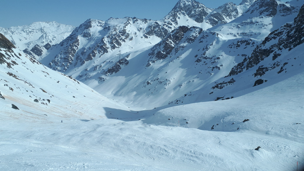Unten dann genug Schnee und flacher. Man sieht noch den zwei Wochen alten Sahara Staub!