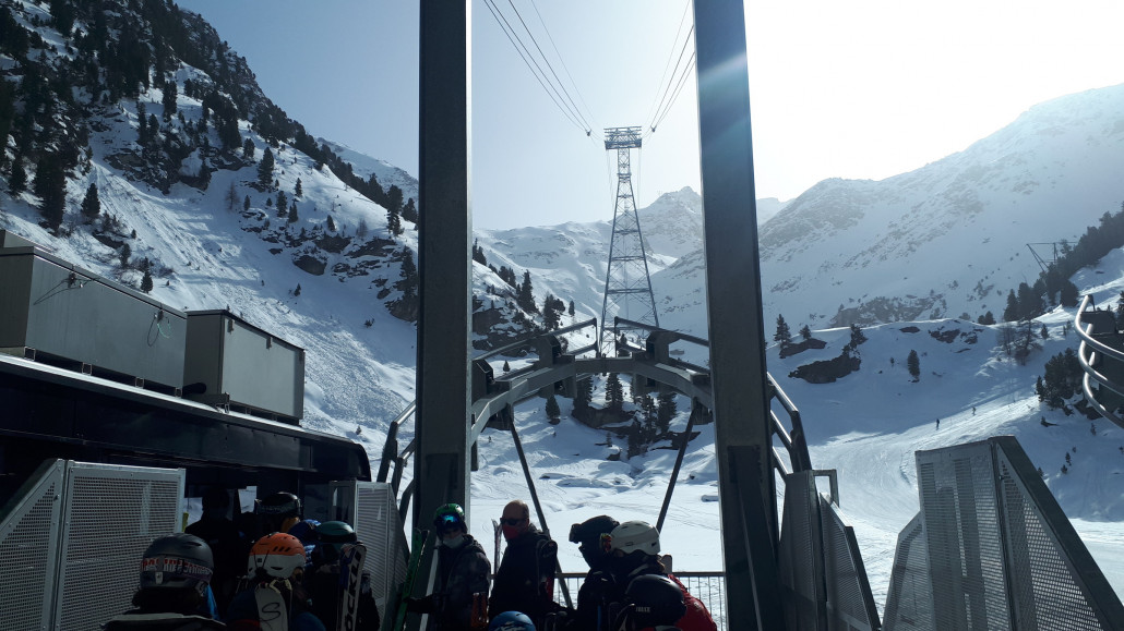 Nun geht es per Gentianes Pendelbahn nach La Chaux
