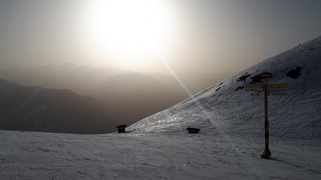 Abzweigung nach rechts in Schatten hinein Richtung La Tzoumaz