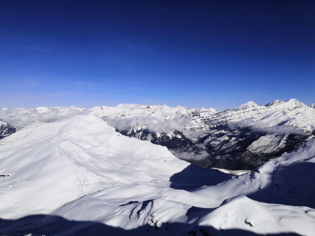 Hier sieht man gut, wie weitläufig das Gebiet ist, auch wenn es "nur" 60 Pistenkilometer hat. Der Col ist ungefähr die Mitte des Gebiets, im Hintergrund ist der Skilift Illhorn. In die andere Richtung geht das Gebiet noch etwa gleich weit. Die Fläche des Gebiets ist nach meinen rudimentären Rechnungen vergleichbar mit der von Crans-Montana oder Corviglia. So wird es dem Gast trotz weniger Pistenkilometer nie langweilig.