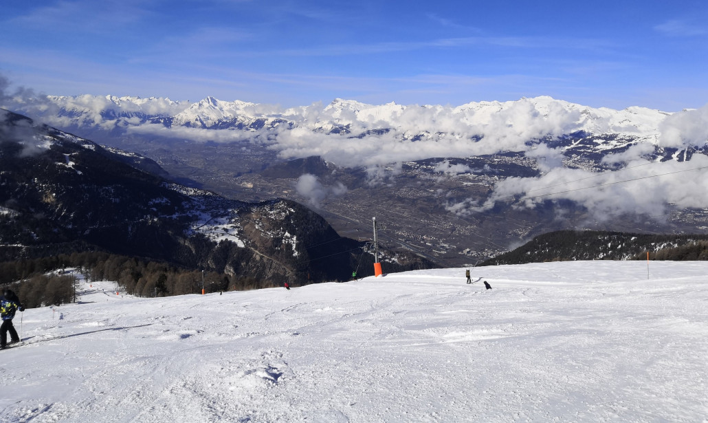 Am Anfang der Carving-Piste am Illhorn mit Tiefblick ins Rhône-Tal.