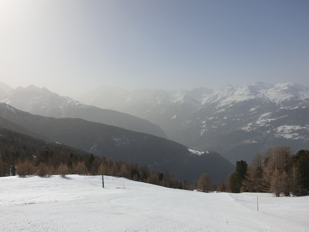 Blick von Piste 7 auf Weisshorn (ganz links im Saharasanddunst) und Moosalpgebiet rechts. Ganz genau weiss ich leider nicht wo da die Lifte verlaufen.