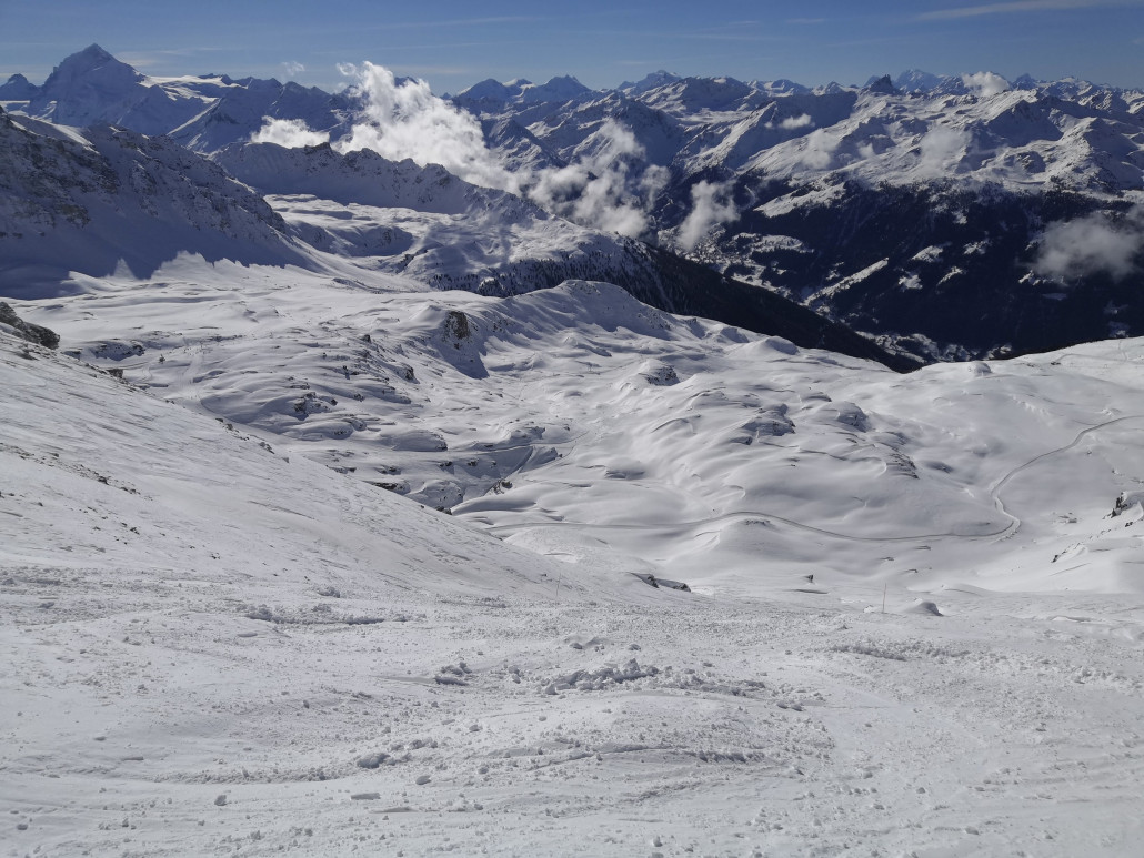 Blick auf die gelbe Bella-Tola Piste.
