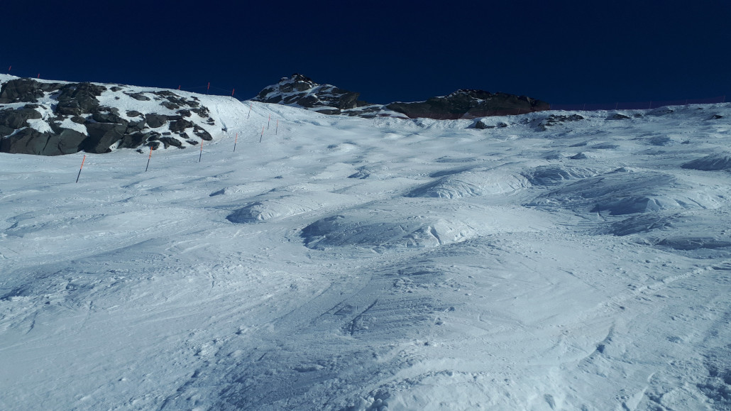 Die Buckelpiste. Mit Tag zu Tag wachsen die Hügel, es ist aber recht guter Schnee hier oben und so wahnsinnig steil ist es auch nicht.