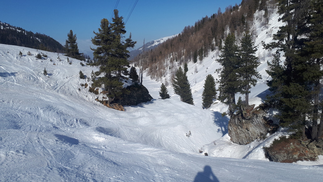 Man kann sich kurz vor Ende der Route das flache Stück sparen wenn man bei Stütze 1 hier rechts rein fährt. Da kommt man gut durch.
