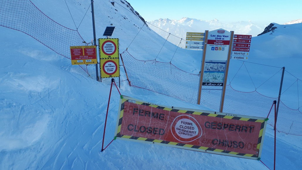 Um 16:50 geht es dann zur Abfahrt nach La Tzoumaz via Vallon d'Arbi. Komisch dass die da ein gesperrt Schild abends aufbauen. Eine Stunde vorher war es noch offen.