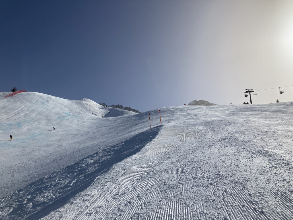 Die Pistenfläche am Heimberg ist so breit, wie ich diese noch nie erlebt habe. Die beiden roten Pistenvarianten sind im oberen Bereich zu einer Piste verschmolzen, dazu kommt das Ende der Beltramettipiste.