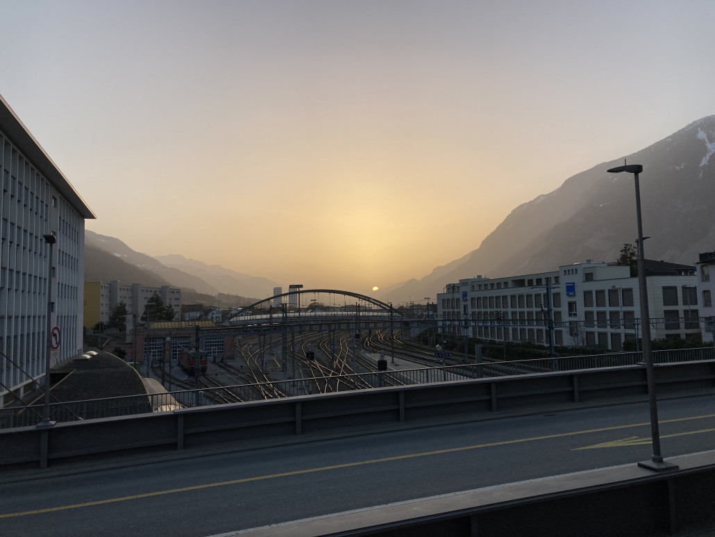 Nette Abendstimmung mit untergehender Sonne am Bahnhof Chur