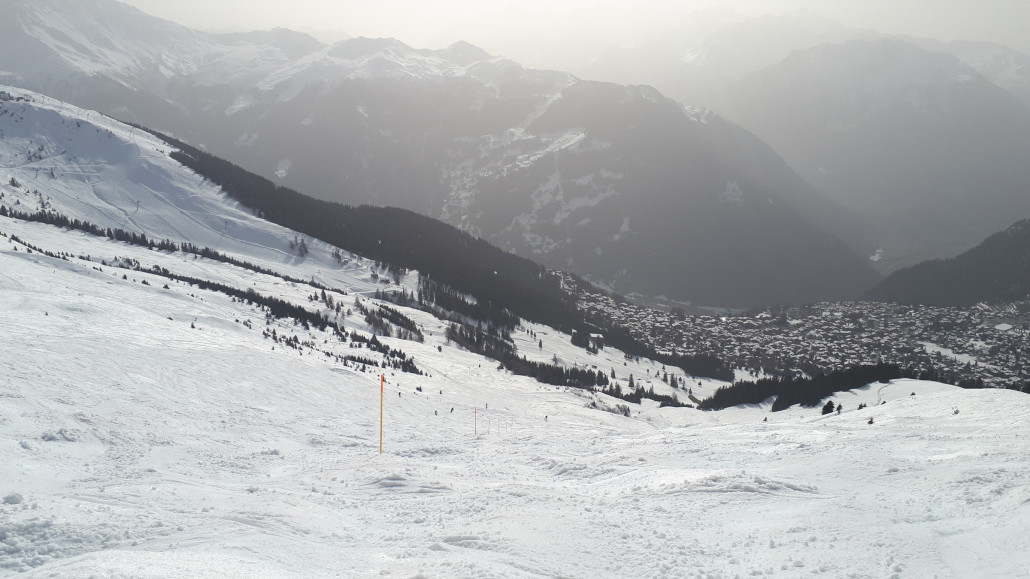 Ab jetzt eine mäßig steile Sonnen Piste mit konstante Gefälle