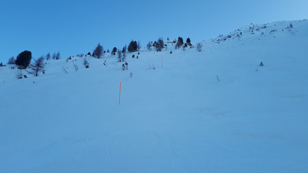 Nach der Abzweigung am Col des Mines geht es dann deutlich steil und teilweise eng herab.
