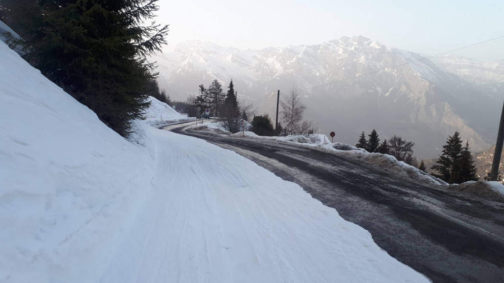 Auch die blaue Piste verläuft im unteren Teil hier