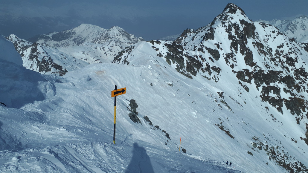 Links vorbei. Hinten ist der eigentliche Hang zu sehen.