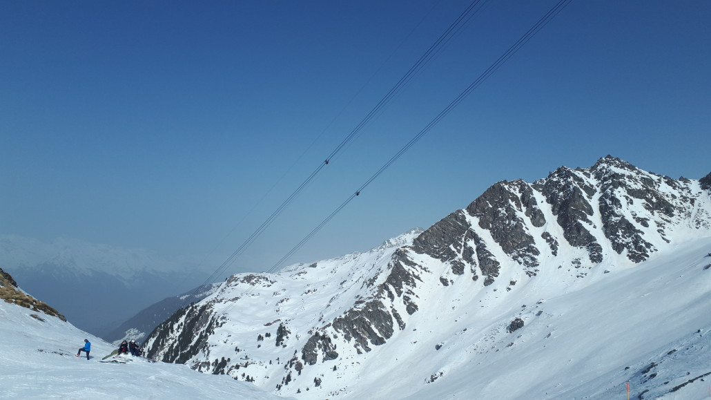 Man unterquert die Gentianes Pendelbahn