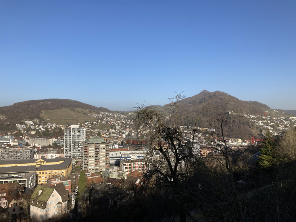 Blick auf die Stadt, welche um diese Jahreszeit noch nicht in schönster Pracht daherkommt. Der Hügelzug rechts  (Lägern) ist der westlichste Ausläufer des Juras. Über den Grat führt ein ziemlich spektakulärer Wanderweg, was von unten betrachtend aber überhaupt nicht zu erahnen ist.