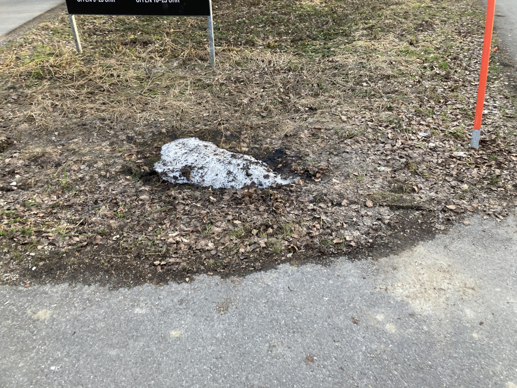 Sogar Schnee habe ich angetroffen. Damit hätte ich nicht gerechnet, ist der höchste Punkt dieses Hügels doch nur knapp 600.ü.M. Daher passt der diese Bildserie sogar in die Schneeberichte :-D