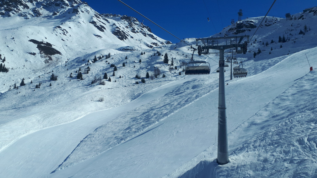 Am Mayentzet gibt es auch schöne Pisten für Wiederholungsfahrten. Und ab 12 Uhr geht das auch ganz ohne Wartezeiten. Gleiches gilt über die Mittagszeit an den Gondelbahnen aus Verbier.