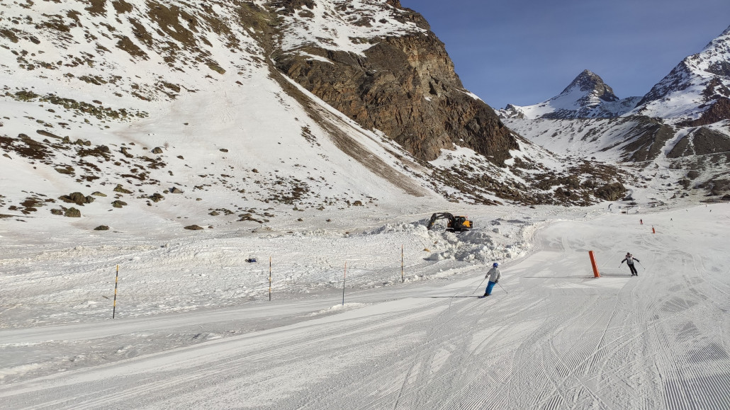 Bagger am Lawinenkegel