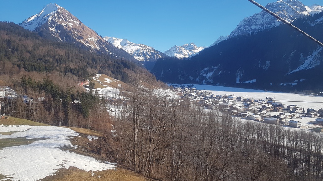 Im Tal liegt noch etwas Schnee