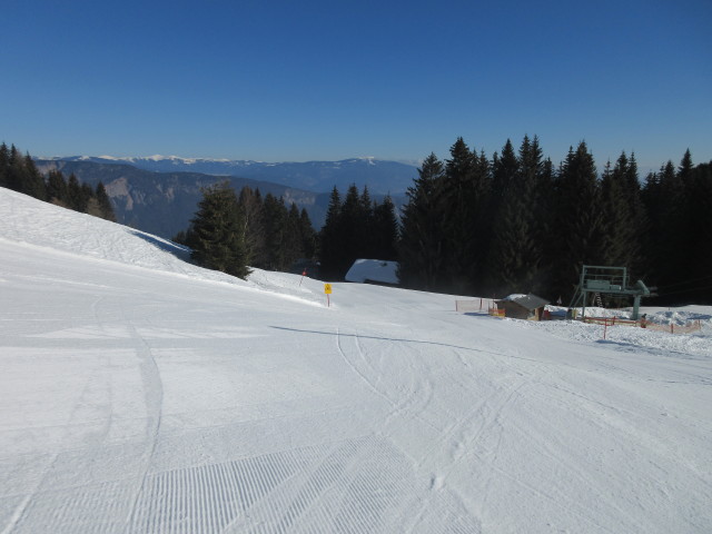 Hahnenwipfelabfahrt, rechts die Talstation des 2-SL Hahnenwipfel (1.390 m)
