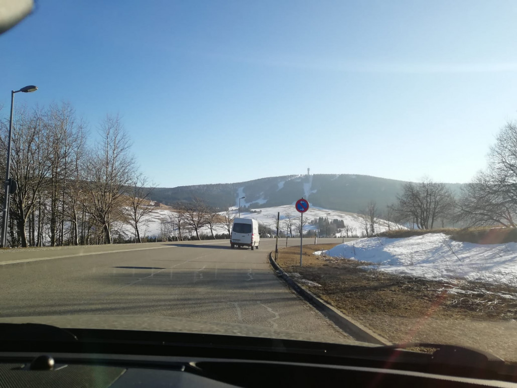 Direkt hinter dem Baum sind die beiden Schneisen