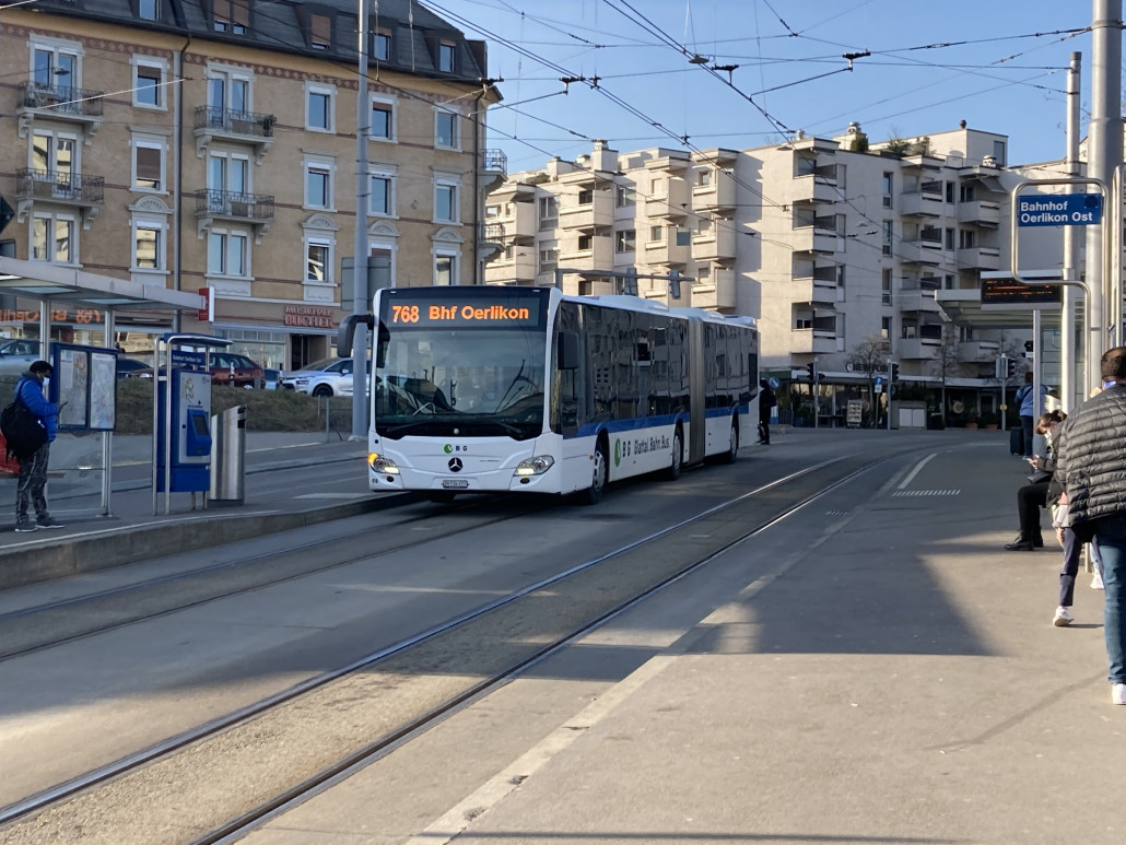 Ich arbeite in Zürich Oerlikon. Ab der nächstgelegenen Bushaltestelle meines Arbeitsortes fahren zwei Busslinien an den Bahnhof in Oerlikon. Eine Linie verkehrt im 7.5-Minutentakt, die andere fährt vier Mal pro Stunde. Heute fuhr ich um 16:07 Uhr zum Bahnhof. Busmodell: Mercedes Benz Citaro II. Die VBG (Verkehrsbetriebe Glattal), welche diese Linien und viele weitere betreibt, verfügt über kein eigenes Rollmaterial. Alle Leistungen, sowohl Bus als auch Tram, werden von diversen Subunternehmen gefahren. Der hier zu sehende Bus gehört EuroBus.