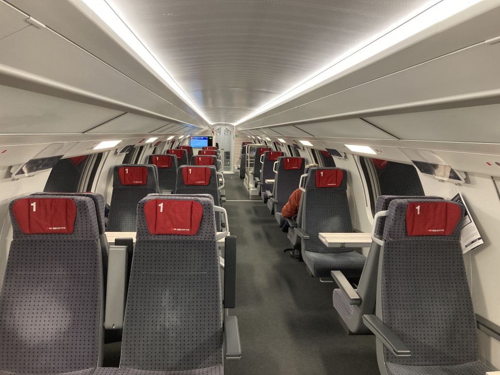 Am Bahnhof Oerlikon nahm ich um 16:14 Uhr den Intercity 1 Richtung Zürich Hauptbahnhof. Auf der sieben Minuten dauernden Fahrt, welche ausschliesslich unterirdisch stattfindet, sind die Fernverkehrszüge meistens relativ leer. Die S-Bahn stemmt im innerstädtischen und regionalen Verkehr die grösseren Passagiermengen. <br />Seit Neustem werden auf dieser Relation (St. Gallen - Zürich - Genf) die Bombardier Doppelstockzüge (Typenbezeichnung RABDe 502) eingesetzt, welche für viele negative Schlagzeilen gesorgt haben. So schlecht gefallen mir diese Triebzüge nicht. Vor allem die sehr leistungsfähige Klimaanlage ist im Sommer angenehm (teilweise schon fast zu kühl...).