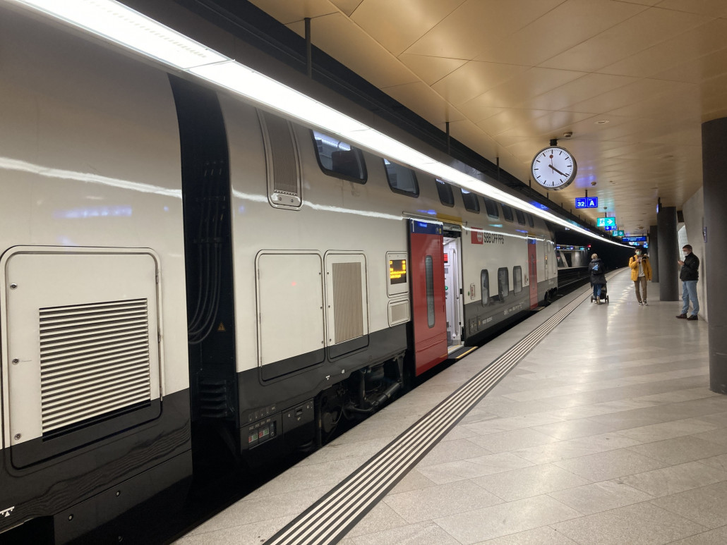 Ankunft im 2014 eröffneten Bahnhof Löwenstrasse (Teil des Hauptbahnhofs Zürich).