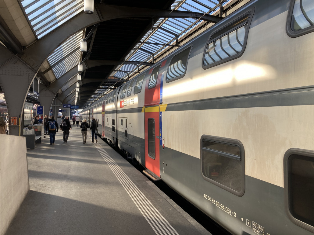 Zürich HB, Gleis 11: IC 3 Richtung Chur mit Abfahrt um 16:38. Zwischen Zürich und Chur besteht beinahe ein durchgehender Halbstundentakt. <br />Mit etwa 75 Minuten stellt diese Fahrt die längste Teilstrecke der Reise dar. Seit dem Fahrplanwechsel im Dezember 2020 stellen wieder die lokbespannten Pendelzüge mit Doppelstockwagen der Reihe IC2000 die Mehrheit der Leistungen. Vorher kamen für etwa zwei Jahre hauptsächlich  die neuen Triebzüge von Bombarider zum Einsatz.