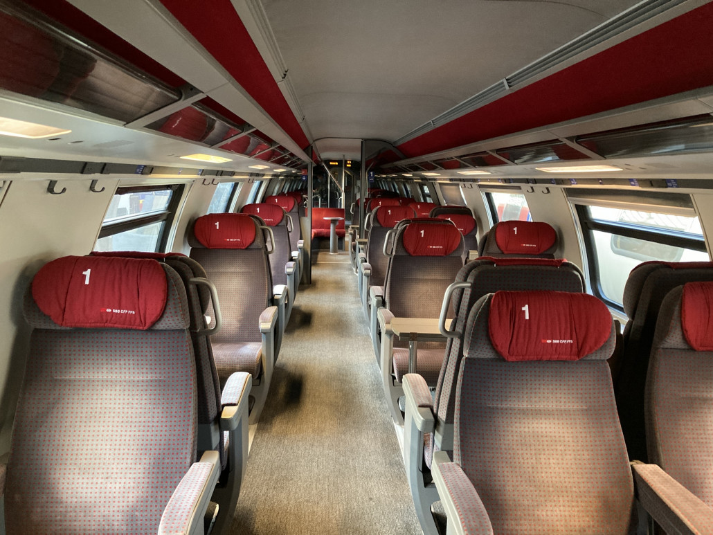 Das Innenleben gefällt mir besseren als bei den neuen Triebzügen, weiter sind die Sitze deutlich bequemer. Die nun ungefähr zwanzig Jahre alten Wagen erhalten aktuell ein umfassendes Refit. Der hier abgebildete Wagen ist noch in der alten Auführung. Infos zur Modernisierung dieser Wagenserie gibt es hier: https://www.sbb.ch/de/bahnhof-services/waehrend-der-reise/unsere-zuege/ic2000modernisiert.html