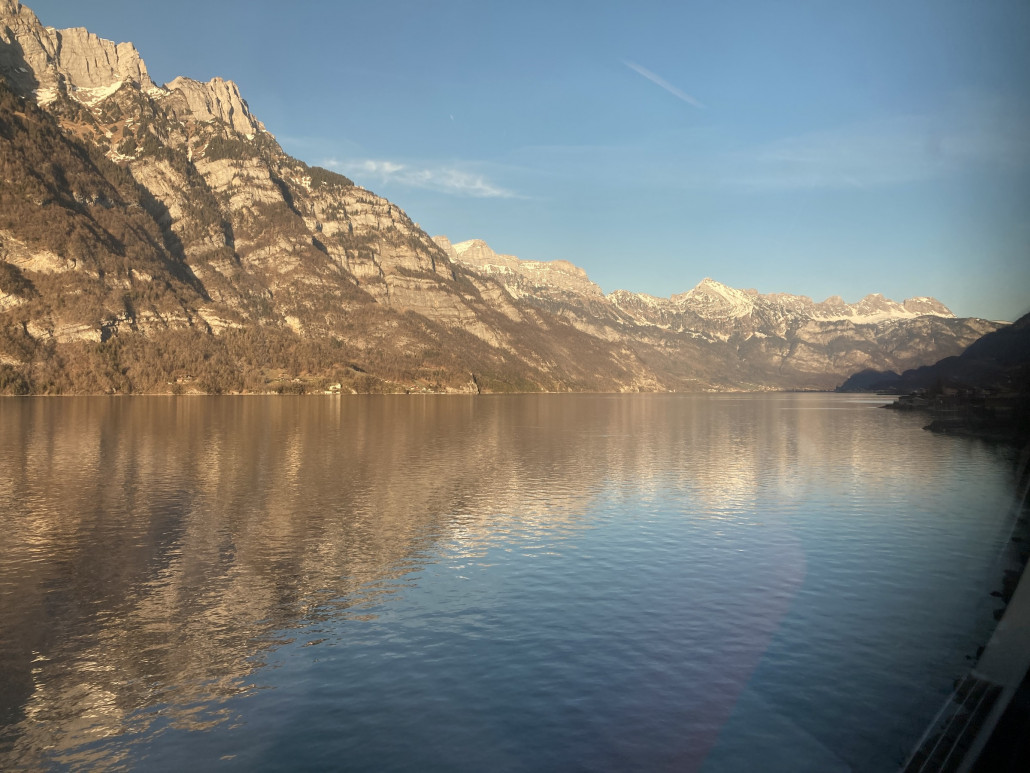 ...bevor auch der Walensee direkt am Wasser passiert wird.