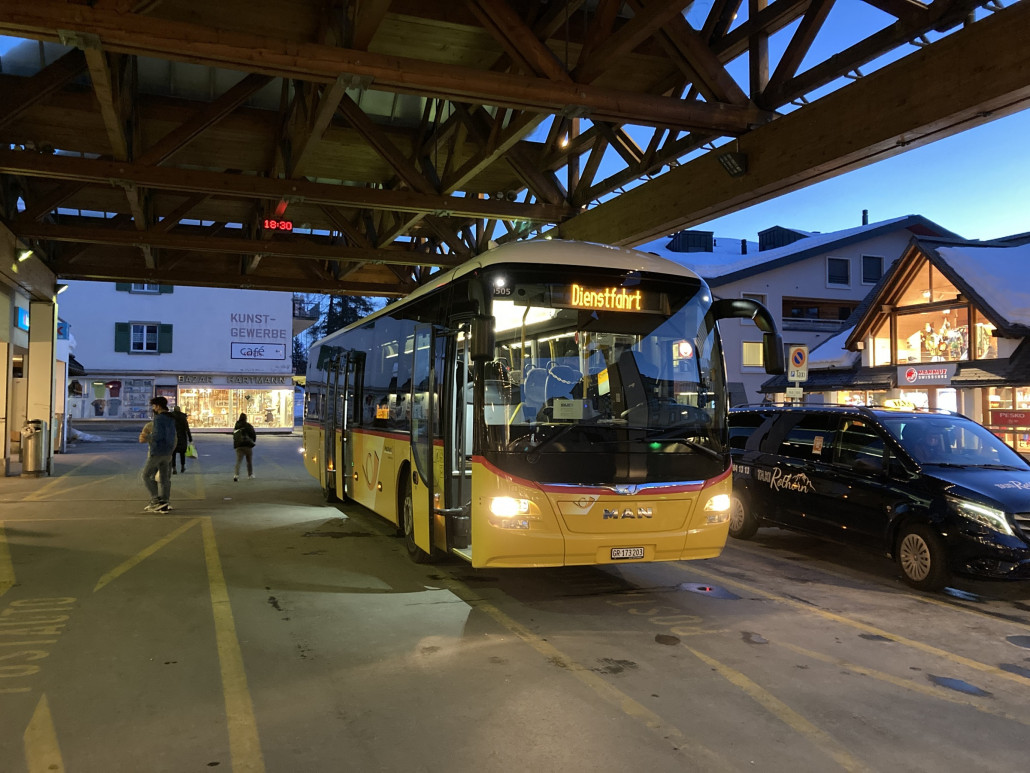 Am Ziel der heutigen Reise. Der schnelle Bus benötigt ab Chur lediglich dreissig Minuten bis auf die Lenzerheide. Nach einem fünfminütigem Fussmarsch war ich zuhause.