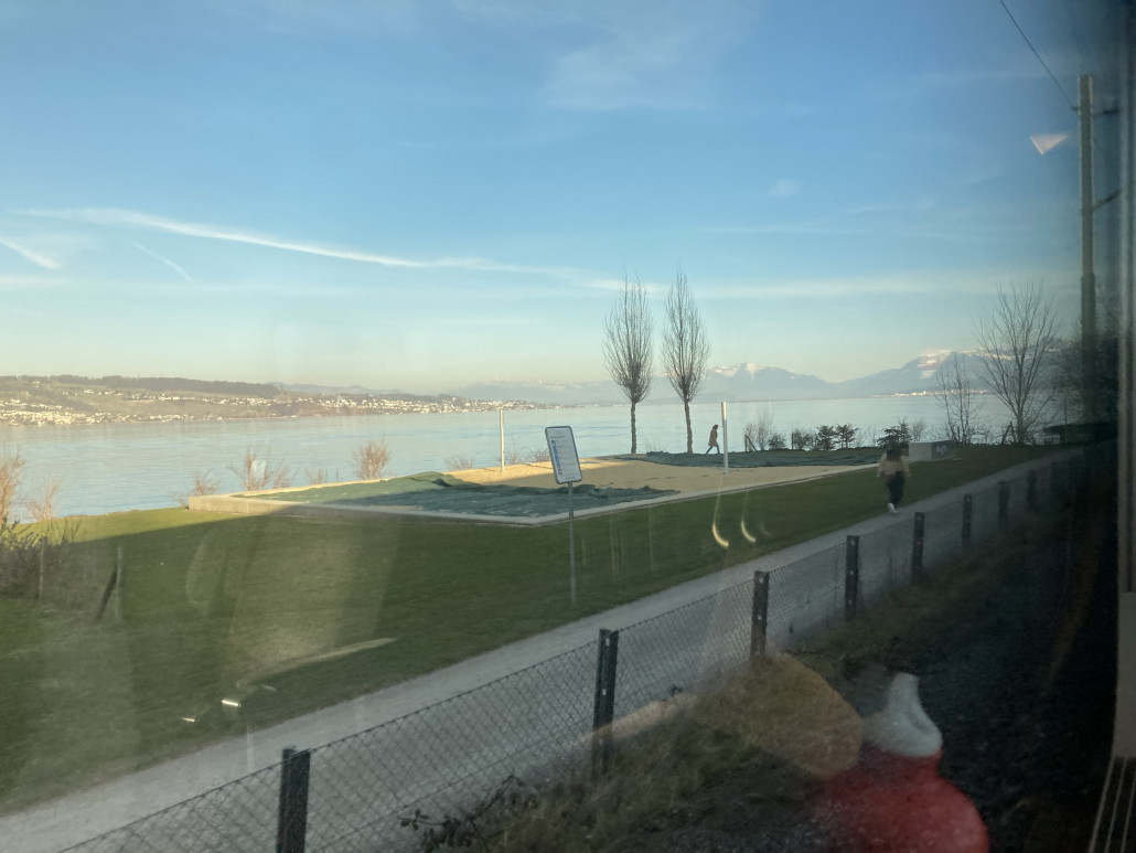Die Zugstrecke verläuft zuerst unmittelbar entlang des Zürichsees...