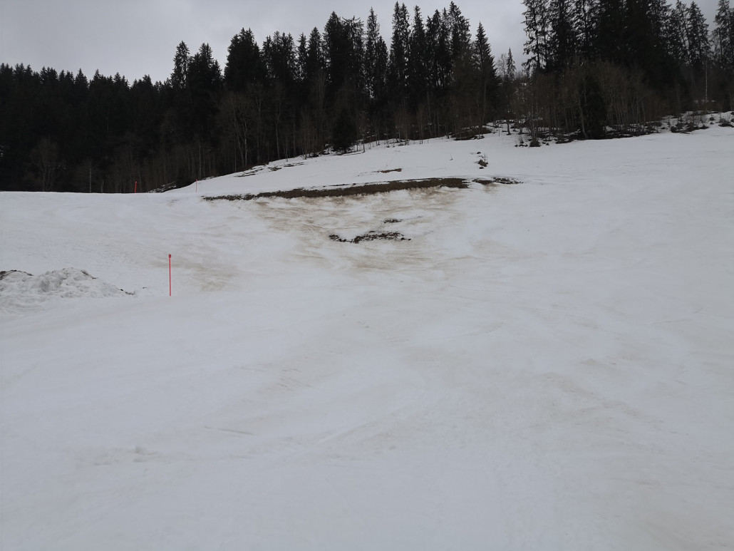Hier wurde die Linienführung angepasst und man fährt nun links zwischen den beiden Markierungen durch.