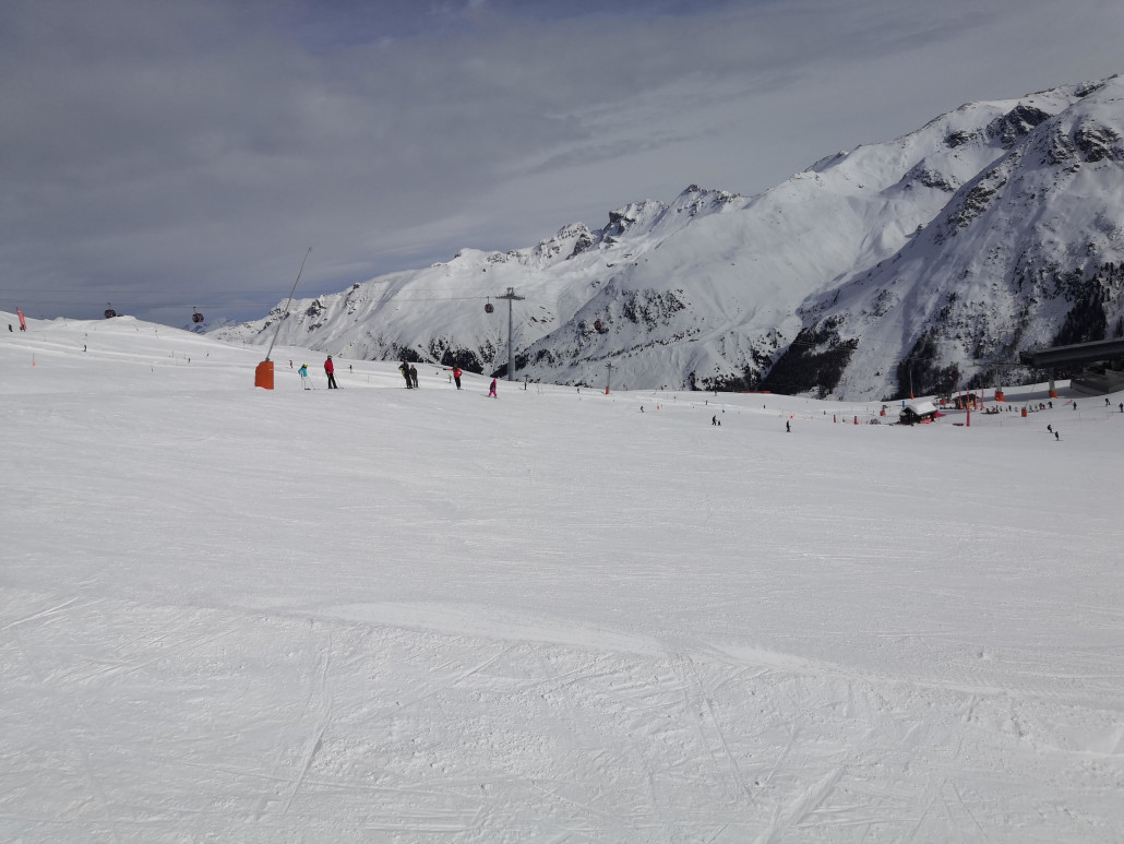 Blick von der KSB zur neuen Bahn über die unendlich breiten Pisten