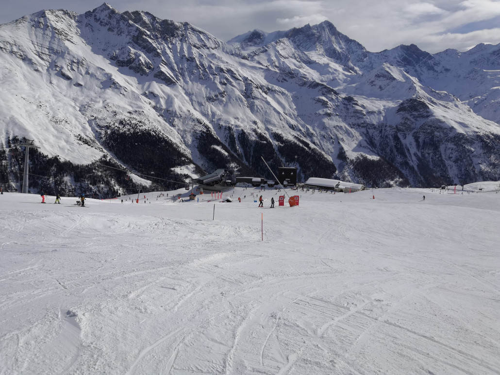 Im unteren Teil kommen einige Pisten zu einer ultrabreiten Piste zusammen.