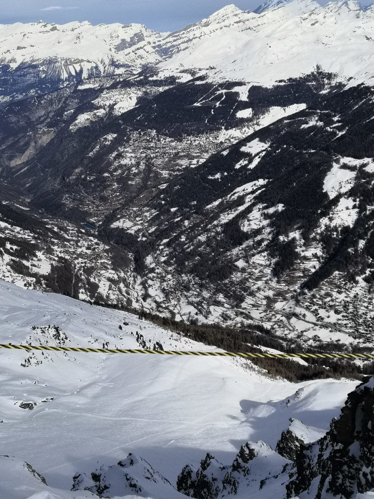 Von oben sieht man ins Tal hinab und nach St. Luc.