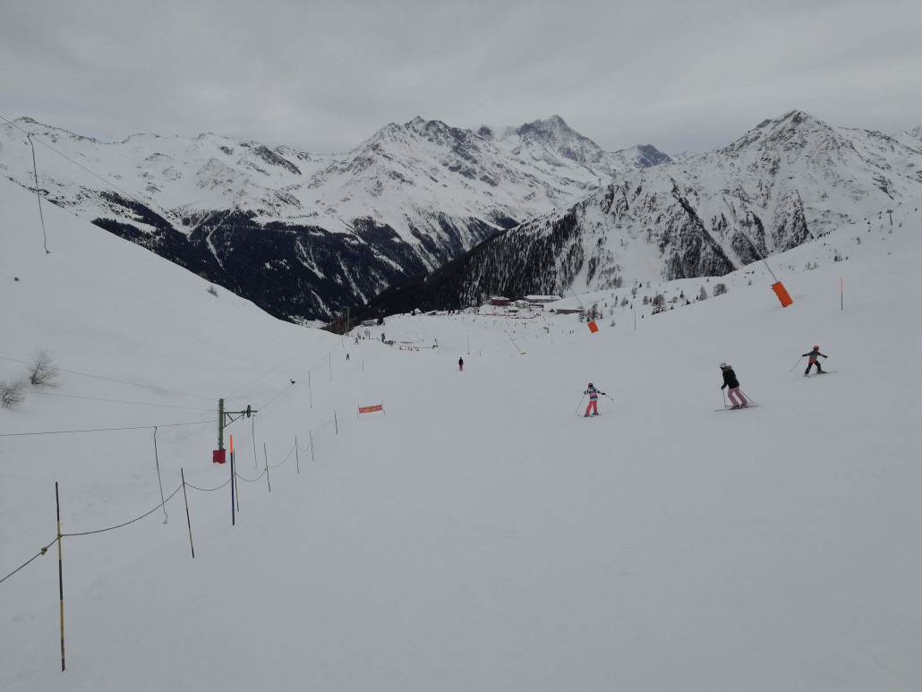 Neben den stark befahrenen Pisten ist auch noch ein Übungslift von Poma