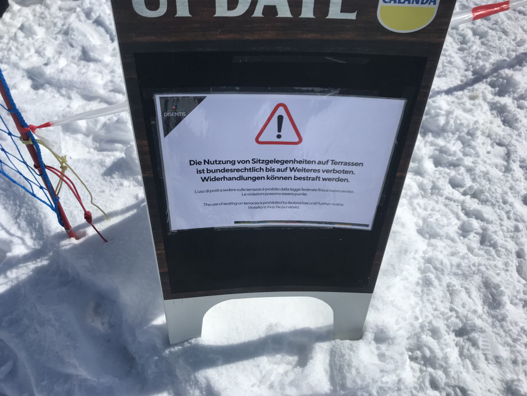 Auch eine Variante ;-) Tische aufgestellt und mit einem Absperrband versehen, aber trotzdem gut besucht. Wir nutzen die Sitzgelegenheit auch für ein warmes Panini resp. eine leckere Pizza.