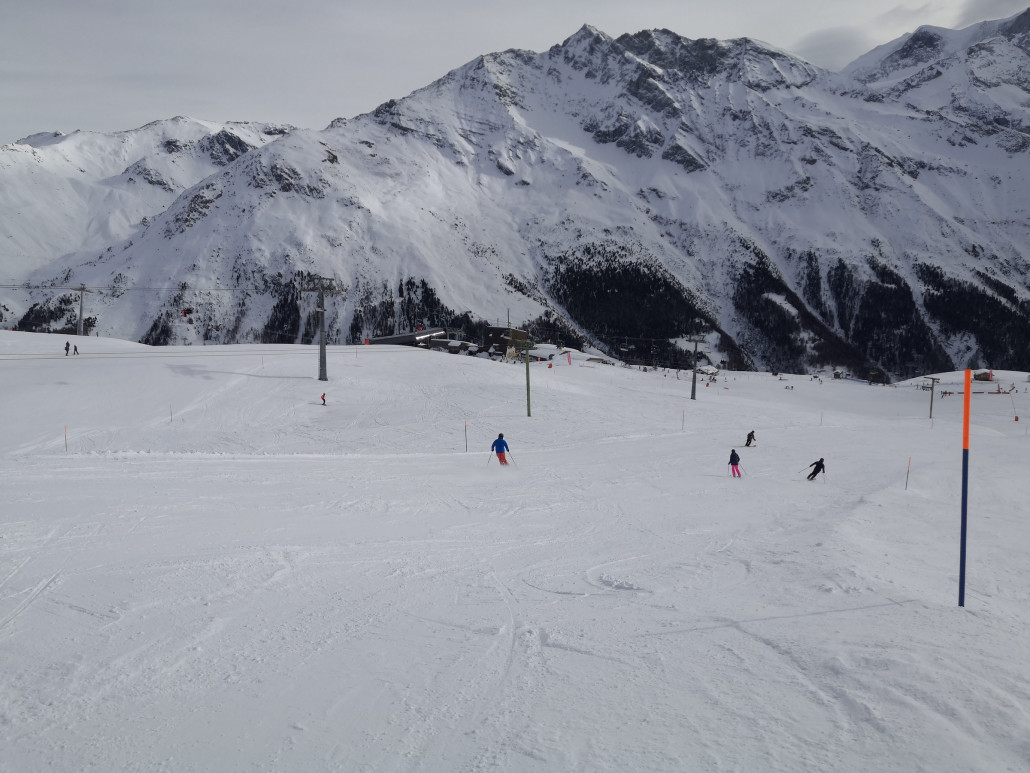 Im Haupthang verlaufen viele paralelle Pisten, die mir alle gut gefallen haben. Hier sieht man den LSAP Skilift und im Hintergrund die LSAP Bergstation der alten PB von Zinal her.