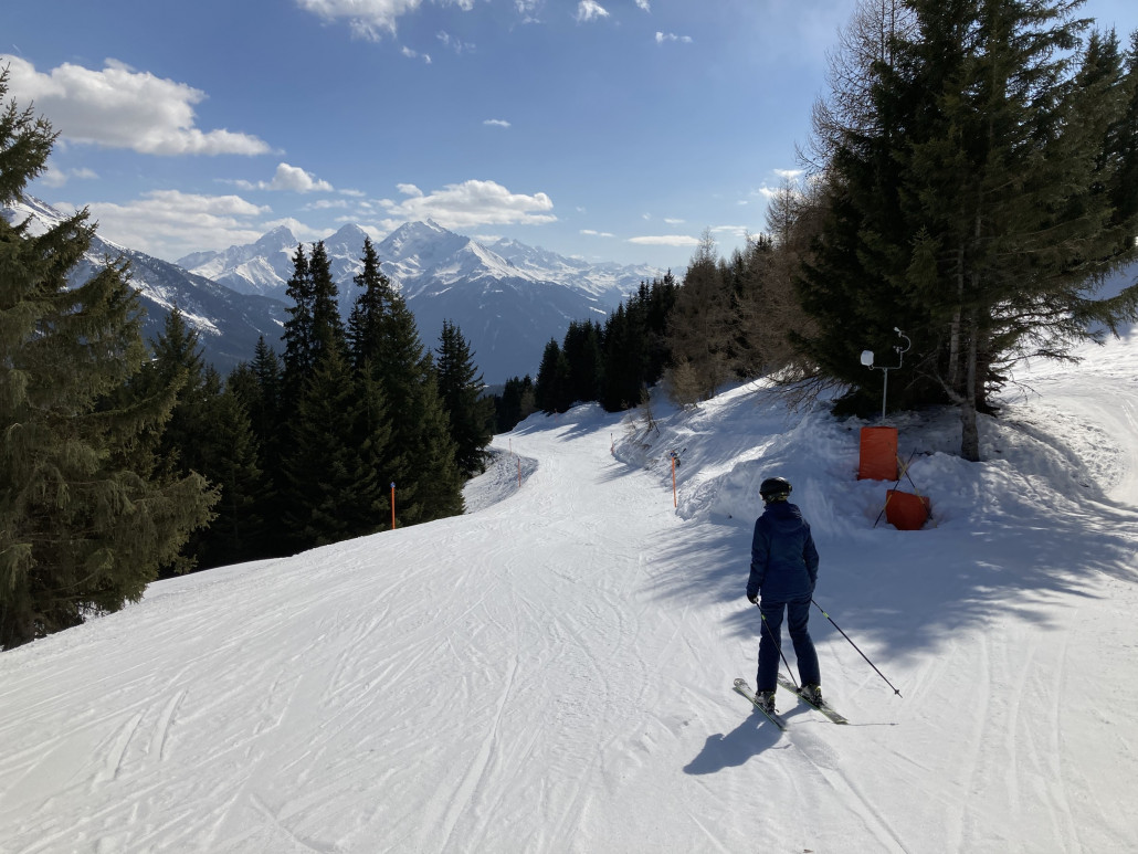 55a. Der leere Eindruck täuscht. Es war sehr voll auf dieser Abfahrt. Generell fielen mir heute viele PistenteilnehmerInnen mit minimiertem Fahrkönnen auf, welche dafür umso schneller unterwegs waren...