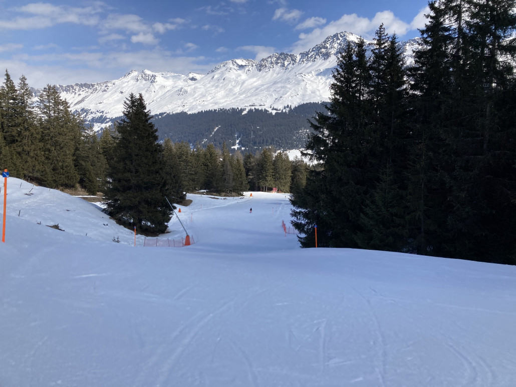 Unterhalb Tgantieni wurde es deutlich leerer und angenehmer, hier auf der 40a.